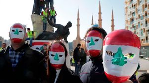 شبان لبنانيون خلال تظاهرة في بيروت احتجاجات على الأوضاع السياسية والاقتصادية بالبلاد- جيتي