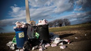 أغلقت الحديقة العامة قبالة البيت الأبيض أبوابها أمام الجمهور وفاضت صناديق القمامة في اليوم الثالث لإغلاق الإدارات الفدرالية- جيتي  