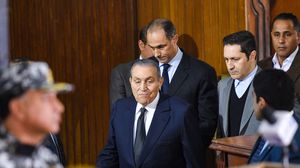 فرض الاتحاد الأوروبي تجميد أصول على شخصيات مصرية بارزة بما فيهم مبارك وزوجته وولداه بعد الإطاحة به في 2011- جيتي