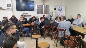 المشاركون في الفعالية في أحد المقاهي التاريخية بالعاصمة الأردنية عمان- عربي21