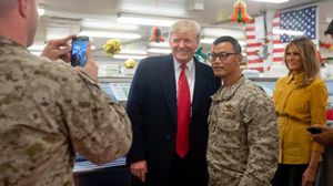 ترامب مع الليفتنانت كوماندر كيو لي بعد أن قال إنه قسيس وحدة العمليات الخاصة للبحرية الأمريكية- نيوزويك