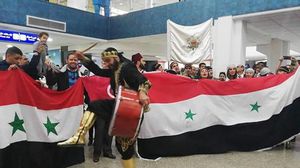 رفع بعض النشطاء السوريين والتونسيين صور الأسد في المطار- تويتر