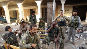 ضباط وعسكريون تابعين لحفتر طالبوا بنقل مرتباتهم إلى إدارة الحسابات في طرابلس- جيتي