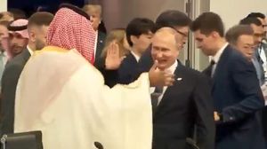المصافحة الساخنة بين بوتين وابن سلمان أثارت جدلا واسعا على مواقع التواصل- من الفيديو
