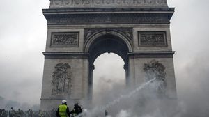 قوس النصر في باريس تعرض لأضرار جسيمة- تويتر
