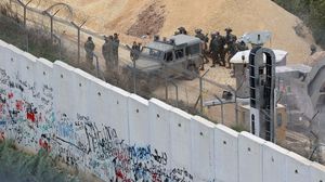 الجيش الإسرائيلي قال مؤخرا إنه اكتشف أنفاقا لحزب الله على حدود لبنان- جيتي