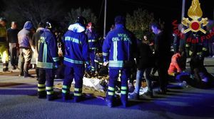 ذكر مسؤولون أن أكثر من 100 شخص أصيبوا منهم 13 إصاباتهم خطيرة- إدارة الإطفاء الإيطالية