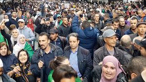آلاف الجزائريين يخرجون إلى الشوارع في مظاهرات سلمية رافضة للانتخابات الرئاسية (الأناضول)