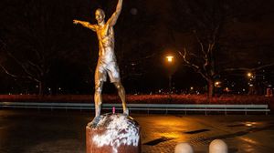 أقيم التمثال في مالمو تكريما لـ"إيبرا" (38 عاما) في تشرين الأول/ أكتوبر الماضي- تويتر