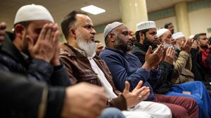 يستعرض فيرسي صور التمييز والإسلاموفوبيا التي يعاني منها المسلمون في بريطانيا- جيتي