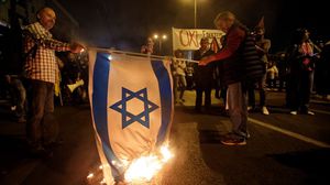 مشجعون يونانيون أحرقوا علم إسرائيل ورفعوا العلم الفلسطيني- جيتي