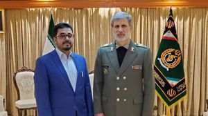 الديلمي المعين من الحوثيين سفيرا لدى طهران التقى وزير الدفاع الإيراني- وكالة سبأ