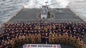 قالت البحرية البريطانية إن أفرادا من طاقم المدمرة HMS Defender، فتشوا قاربا مشبوها مجهول الهوية، شمال بحر العرب- مواقع تواصل