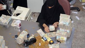  الحكومة اليمنية المعترف بها قامت بطباعة أوراق نقدية جديدة لفئات 100 و200 و500 و1000 ريال لتعويض نقص السيولة- جيتي