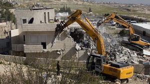 هدمت جرافات الاحتلال الإسرائيلي صباح الاثنين عمارة سكنية في حي رأس شحادة بمخيم شعفاط شمال شرق القدس- جيتي