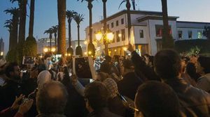 ردّد المتظاهرون شعارات تطالب بالإفراج عن الصحفي عمر الراضي وعدد ممن يعتبرونهم معتقلي الرأي بالمغرب- تويتر