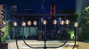 برج خليفة يظهر خلف الشمعدان اليهودي- صفحة إسرائيل تتكلم العربية