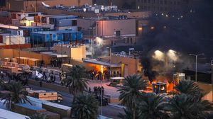 صورة وزعتها السفارة الأمريكية في بغداد تظهر حرق نقطة حراسة في حرم السفارة من قبل أنصار الحشد الشعبي- جيتي