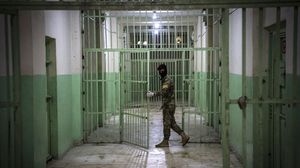 يُجبر المعتقلون على نقل جثث من السجن إلى المستشفى- جيتي