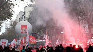 تشهد فرنسا منذ نحو عام احتجاجات عمالية اعتراضًا على بعض الإجراءات الحكومية- جيتي