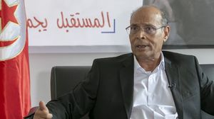 منصف المرزوقي: النظام الجزائري عمل على إسقاط ثورتنا وتعامل مع زعيم الثورة المضادة (الأناضول)