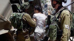 شنت قوات الاحتلال في القدس المحتلة حملة اعتقالات واسعة في بلدة العيسوية، طالت ثمانية شبان منهم ثلاثة أشقاء- الأناضول