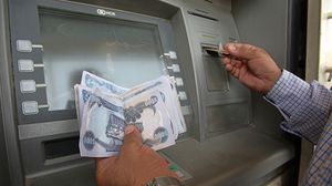 كانت آخر مرة خفض فيها العراق قيمة الدينار في ديسمبر /كانون الأول 2015 عندما رفع سعر بيع الدولار إلى 1182 دينارا- جيتي
