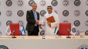 وقع الاتفاقية عن الجانب الإماراتي رئيس الاتحاد عبد المنعم الهاشمي ونظيره الإسرائيلي إيريز ألروي- اتحاد الجوجيتسو الإماراتي
