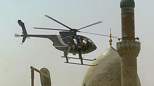 عناصر من شركة بلاك ووتر على متن مروحية في بغداد عام 2004- جيتي