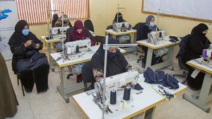 جانب من عمل السيدات في إنتاج الكمامات بمدينة المفرق الأردنية- عربي21