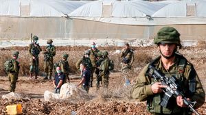 اعتقلت قوات الاحتلال مجموعة من الشبان في مناطق مختلفة من الضفة الغربية- جيتي