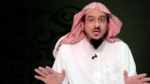 الأحمد حاصل على شهادة الدكتوراه في الفقه وعمل بالتدريس في جامعة الإمام محمد بن سعود في الرياض- يوتيوب