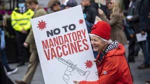 استطلاع: الرغبة بالتطعيم تضاءلت في الأشهر الأخيرة من 59% إلى 54% في فرنسا ومن 72% إلى 64% في أمريكا