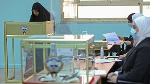 كويتية خلال الإدلاء بصوتها في الانتخابات الأخيرة- جيتي