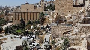 يقع المسجد الإبراهيمي في البلدة القديمة من مدينة الخليل- الأناضول