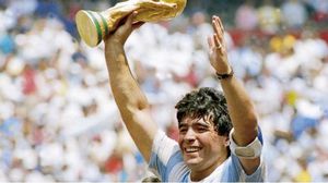 توفي مارادونا أحد أعظم اللاعبين في تاريخ كرة القدم عن 60 عاما متأثرا بنوبة قلبية- أرشيف