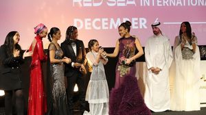 ظهرت النجمات المشاركات الأجنبيات والعربيات والسعوديات بفساتين سهرة مكشوفة على السجادة الحمراء للمهرجان- تويتر