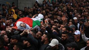 فلسطينيون يشيعون جثمان شاب، قتله الجيش الإسرائيلي، شمالي الضفة الغربية المحتلة أمس الاثنين (الأناضول)