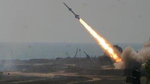 شكل الصاروخ اليمني تهديدا لطائرة أمريكية- الأناضول 