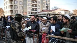 أيام الخميس تُخصص لمسؤولي حركة "طالبان" للتردد على مكتب الجوازات للحصول على وثائق سفر- جيتي