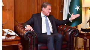 مغردون قالوا إن الوزير الباكستاني كرر طريقة الجلوس هذه أمام عدة مسؤولين وسفراء- صفحة الوزير الرسمية