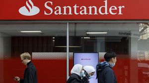 بنك سانتاندير قام بتحويل 130 مليون جنيه إسترليني في حساب 75 ألف من عملائه- جيتي
