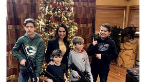 بويبرت تنشر صورة لأطفالها يحملون بنادق هجومية- تويتر