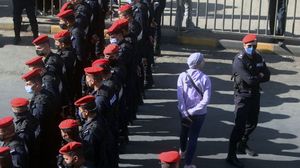 عناصر أمن خلال تظاهرة لفعاليات حزبية وسط العاصمة الأردنية عمان- جيتي