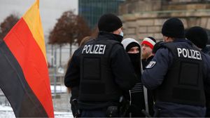 أوقفت الشرطة الألمانية حركة تطلق على نفسها اسم "مواطني الرايخ" كانت تنوي الانقلاب على الحكومة - جيتي