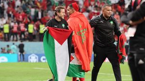 رفع لاعبو المنتخب المغربي العلم الفلسطيني بعد التأهل إلى نصف نهائي المونديال - جيتي