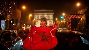 انقسمت مشاعر المغتربين المغاربة في باريس بين فريق بلدهم الأصلي وفريق البلد الذي يعيشون فيه - جيتي