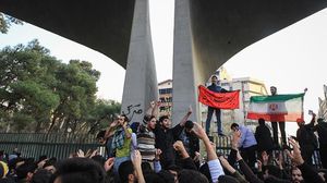خبراء: استجابة النظام لبعض مطالب المحتجين إجراء تكتيكي يهدف إلى امتصاص غضب الشارع وتهدئته (الأناضول)