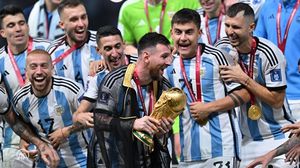 توجت الأرجنتين بقيادة قائدها ليونيل ميسي بكأس العالم بعد غياب لمدة 36 سنة- fifa / تويتر
