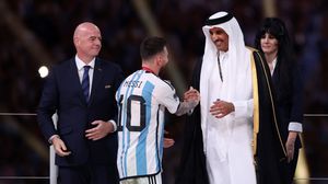 أمير قطر مع ميسي في تتويج الفائز بالمونديال- جيتي